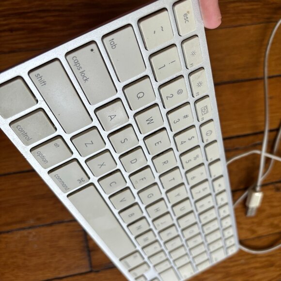 Apple: A1242 Ultra Thin Aluminum Wired Keyboard - Picture 6 of 6